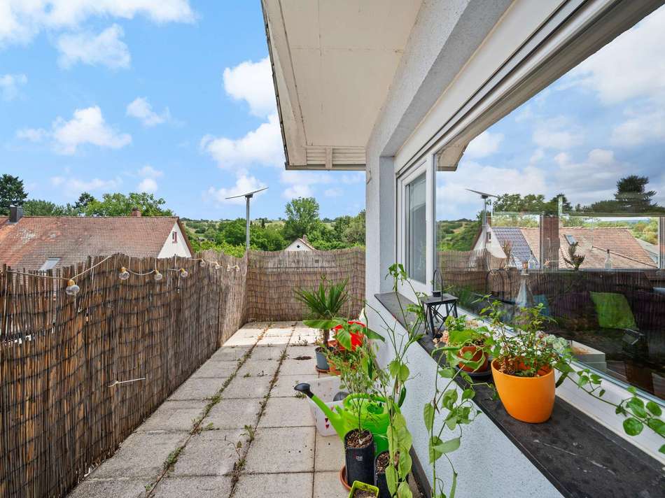 Balkon mit Fensterfront