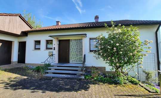 Einfamilienhaus samt ELW, großem Grundstück, Garten, Doppelgarage und Albblick!