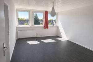 3 Zimmer DG Wohnung ohne Schrägen mit viel Stauraum und Stellplatz – Klaus-Groth-Weg 26, 31303 Burgdorf – Vorschaubild 2