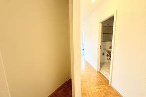 Leerstehende 2-Zimmer-Wohnung mit Sonnenbalkon und TG-Stellplatz in Rheinlage auf Erbbaugrundstück – Die vollständige Adresse der Immobilie erhältst du vom Anbieter., 40597 Benrath, Düsseldorf – Vorschaubild 6