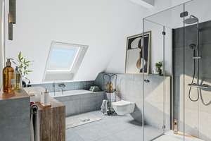 NEUBAU: 4-Zimmer-Dachgeschosswohnung mit Terrasse und Balkon – Seldeneckstraße 10, 81243 Aubing-Süd, München – Vorschaubild 3