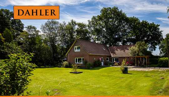 Bild von Zweifamilienhaus mit großzügigem Grundstück
