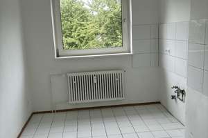 Zentral. Hell. Bezugsfertig – 3 Zimmer mit Balkon im Herzen der Stadt – Schäferkamp 2, 38226 Lebenstedt, Salzgitter – Vorschaubild 3