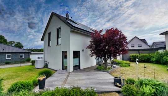 Bild von Charmantes und neuwertiges Einfamilienhaus 
Wärmepumpenheizung - Photovoltaikanlage - 