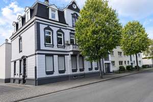 Stilvolle Altbauwohnung mit Villencharme,  zwei Balkone & traumhafte Raumhöhe