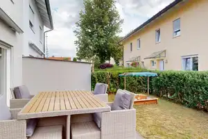 Großzügige Doppelhaushälfte mit 5 Schlafzimmern, 2 Bädern, 2 Garagen – Waldnähe, voll unterkellert – Ebersberg (Kreis) – Vorschaubild 1