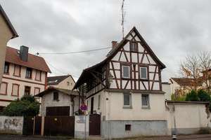 Renovierungsbedürftiges Haus mit 4 Zimmern in Hofheim. Baugenehmigung für 3 WE ist vorhanden!  – Alt Lorsbach 3, 65719 Hofheim am Taunus – Vorschaubild 1
