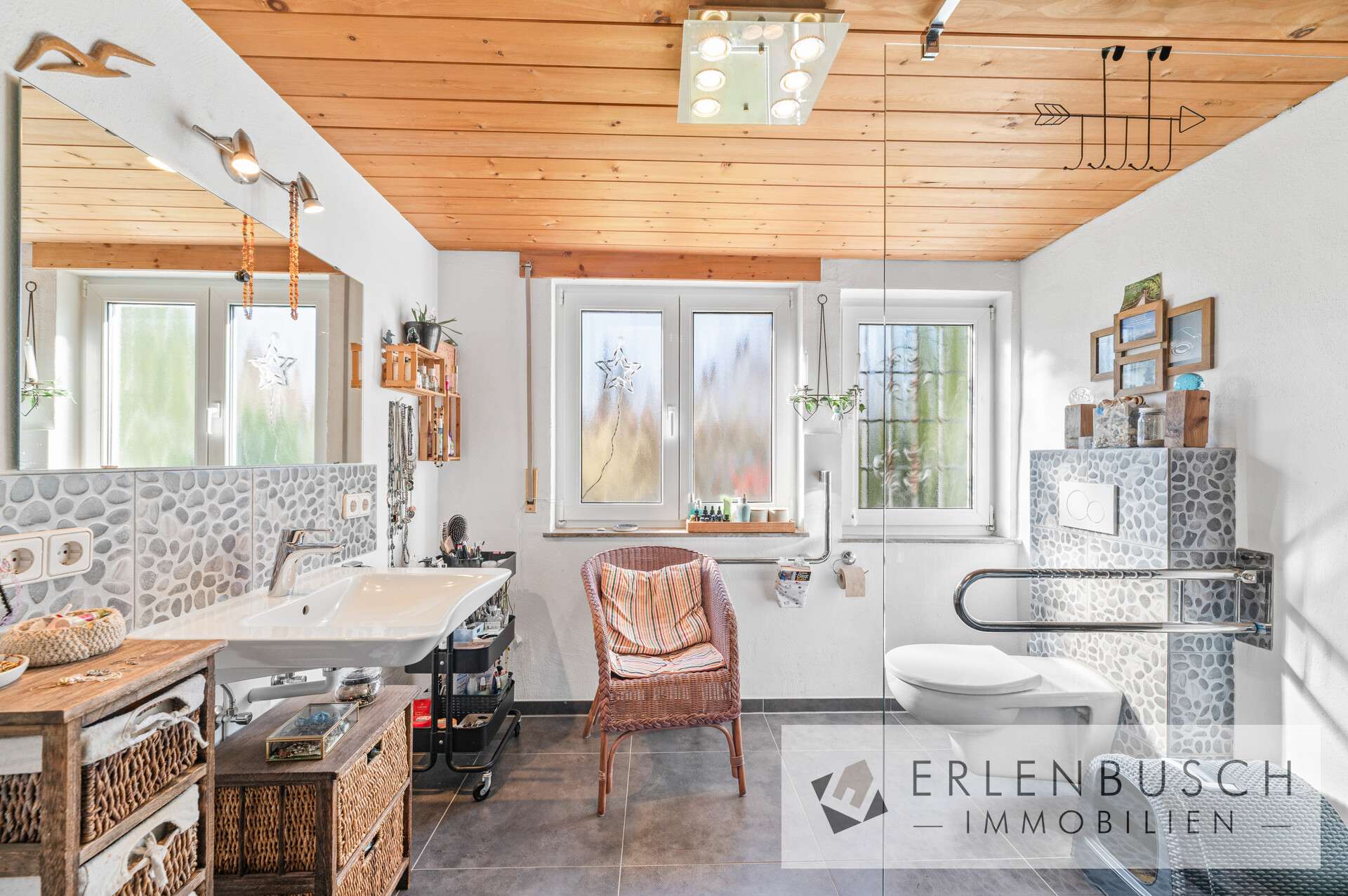 Immobilie in Kaisersbach - Großzügiges Zweifamilienhaus mit weitläufigem Grundstück und Entwicklungspotenzial - Bild 5