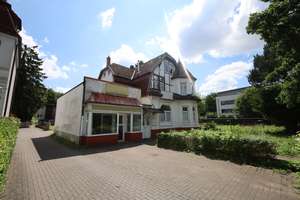 Altbau mit Sanierungspotenzial und Entwicklungsmöglichkeit in Hamburg-Langenhorn