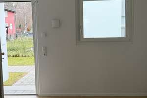Elegantes 5,5-Zimmer-Reihenmittelhaus mit 2 großen Tiefgaragen und Südterasse in Weingarten (Baden) – Ulmenplatz 1/2, 76356 Weingarten (Baden) – Vorschaubild 2