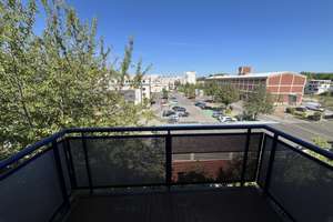 Neuwertige 3-Zi-Whg mit Küche und Balkon / Nice 3-Room-Flat with Kitchen and Balcony