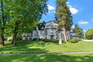 Historisches Anwesen mit großem Park - A Landmark Property - Villa historique dans un parc