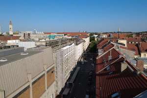 ILIEV IMMOBILIEN: Renovierungsbedürftige 3-/4-Zimmer-Maisonettewohnung mit Balkon in der MAXVORSTADT