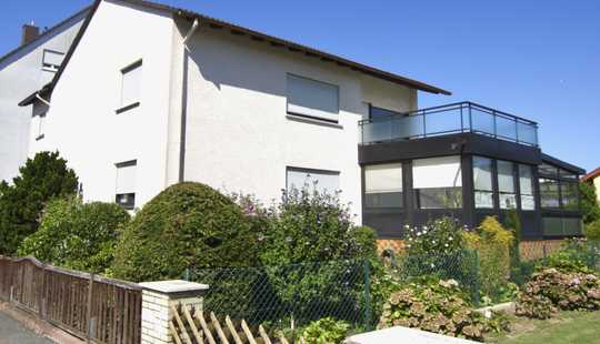 Bild von GERÄUMIGES 7-ZIMMER-MEHRGENERATIONENHAUS MIT ÜBERDACHTER TERRASSE, GROSSEM GARTEN UND 2 GARAGEN