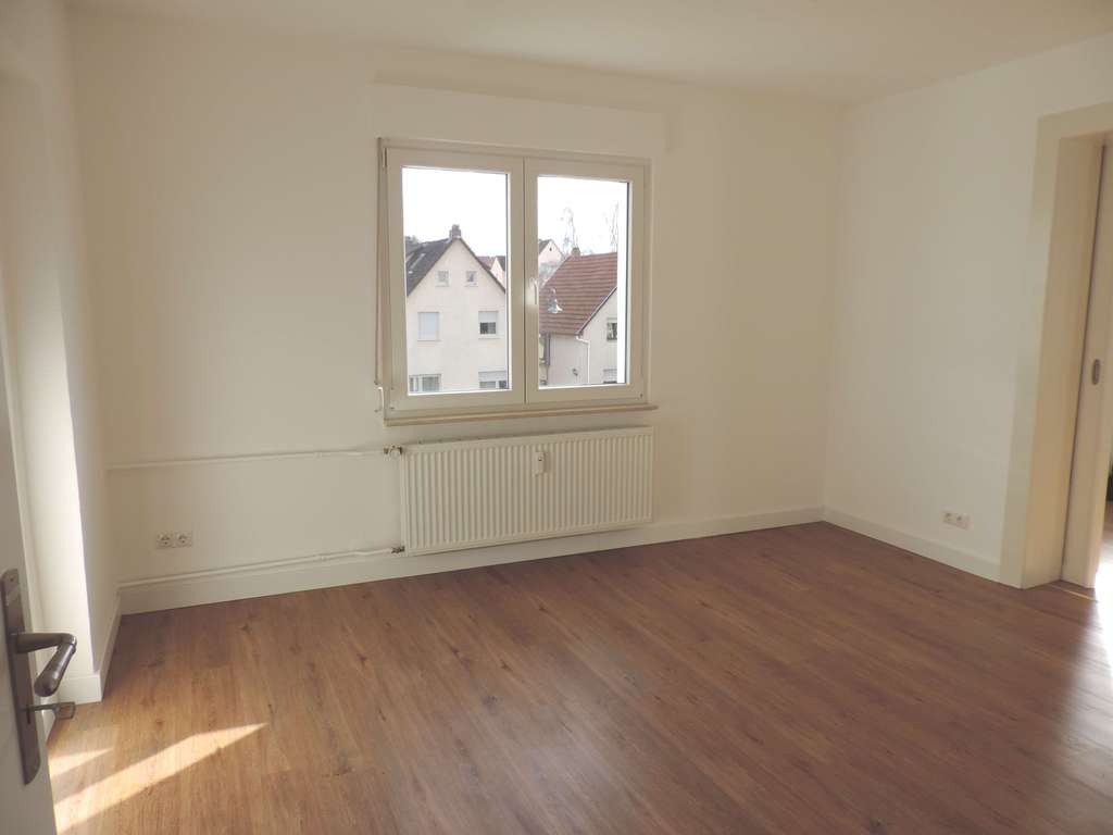 Immobilie in Schöneck - Attraktives Investmentpaket: Vollvermietetes Mehrfamilienhaus mit 4 Einheiten & 8 Garagen, Schöneck - Bild 3