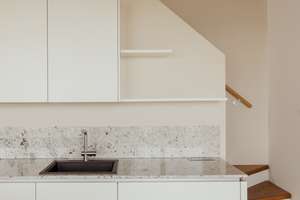 Lichtdurchflutetes Dachgeschoss mit Kamin, Dachterrasse und Blick über Prenzlauer Berg – Driesener Strasse 6, 10439 Prenzlauer Berg, Berlin – Vorschaubild 5