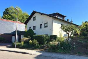 Wohnglück in Bretten! Vielseitiges Zweifamilienhaus mit tollem Garten und Doppelgarage in Bretten – Die vollständige Adresse der Immobilie erhältst du vom Anbieter., 75015 Bretten – Vorschaubild 2