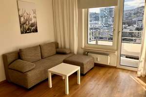 Möblierte, neuwertige 2,5-Zimmer-Wohnung mit zwei Balkonen und EBK in zentraler Lage
