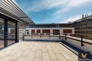 Lichtdurchflutete und großzügig geschnittene 3-Zimmer-Wohnung mit Dachterrasse und Loggia!