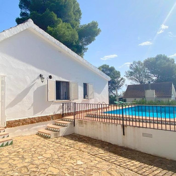 Chalet mit Pool und Fronton Court