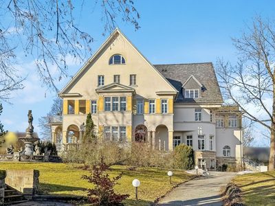 Wohnen im Denkmal wie im eigenen Haus – Exklusive Maisonettewohnung im „Valuta-Schloss“