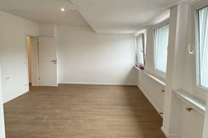 Erstbezug nach Kernsanierung – ruhige Lage mit großem Balkon, Einbauküche & Stellplatz