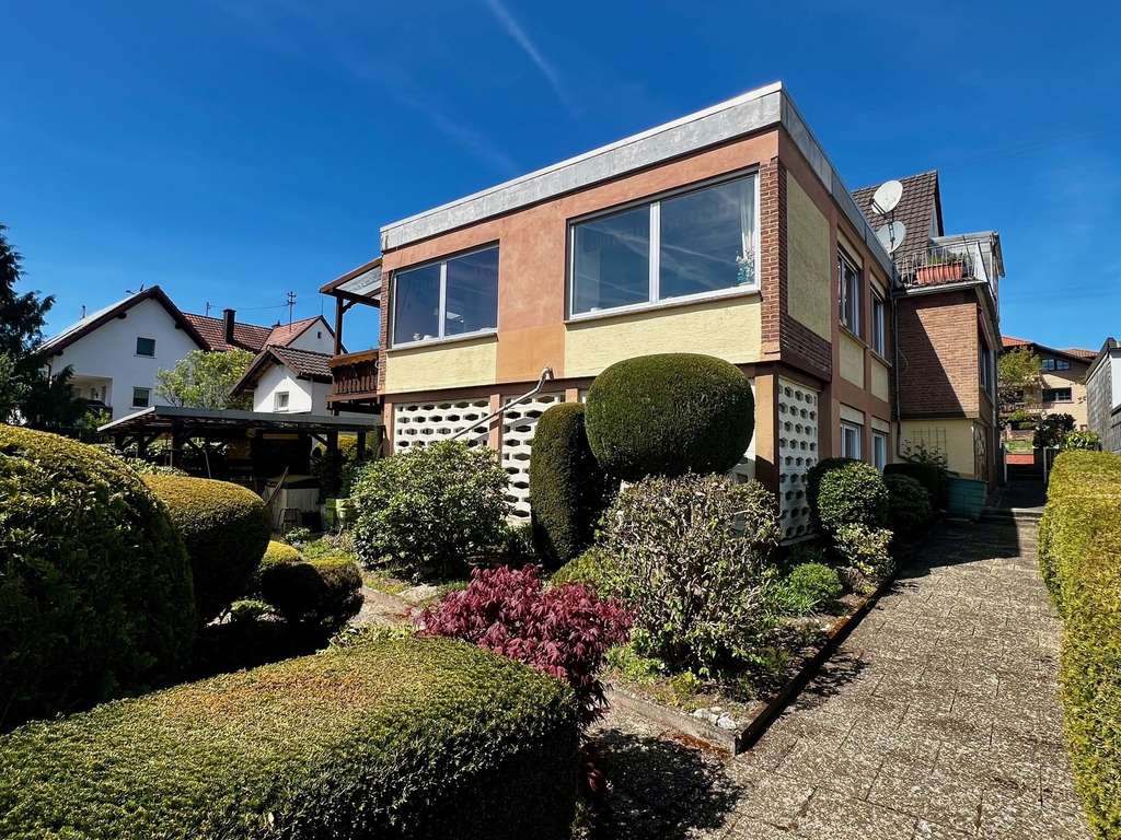 Immobilie in Hochspeyer - Hochspeyer: Großzügiges Zweifamilienhaus mit Ausbaupotenzial, schönem Grundstück und Garage - Bild 1