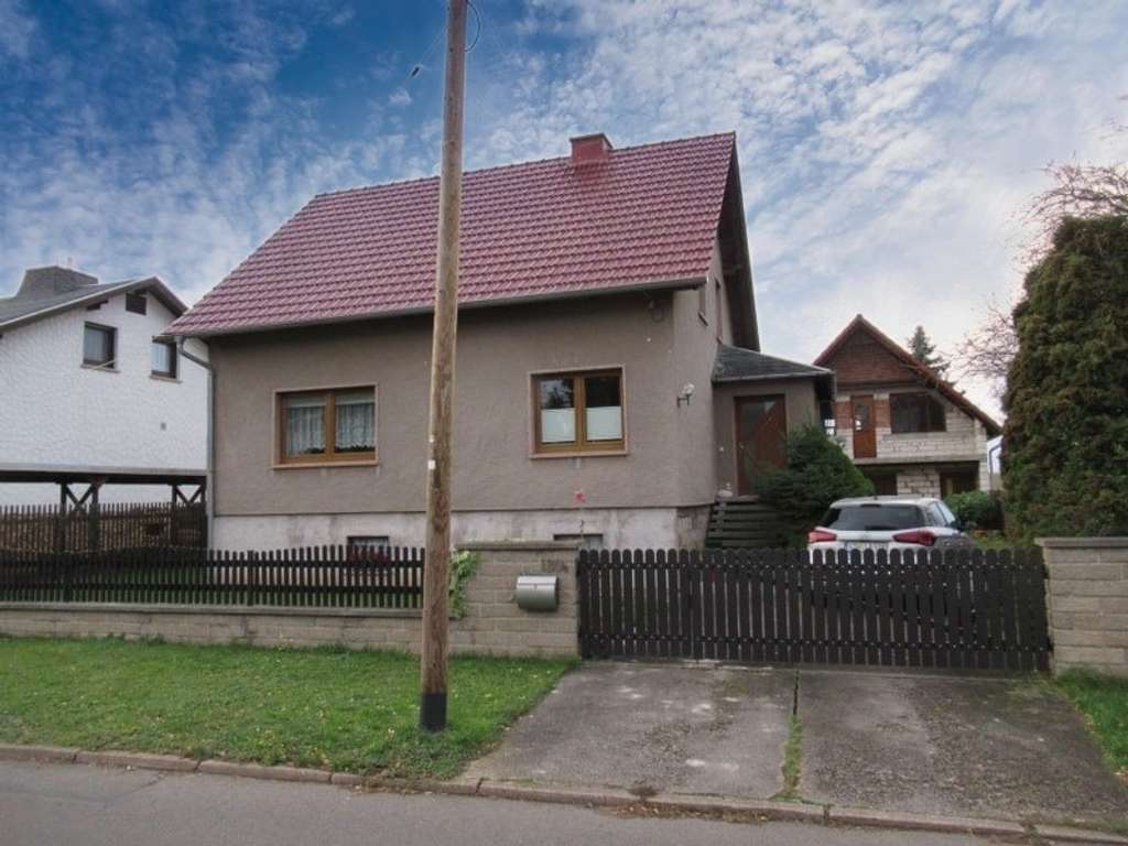 Immobilie in Georgenthal - Einfamilienhaus mit Garten und Nebengebäude
 - Bild 0