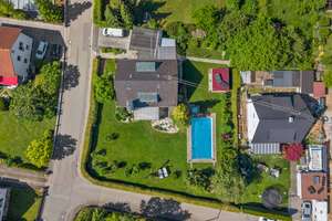 Sommer am Pool, Winter am Kamin und ein Gartenparadies für die ganze Familie. – Die vollständige Adresse der Immobilie erhältst du vom Anbieter., 89331 Burgau – Vorschaubild 2