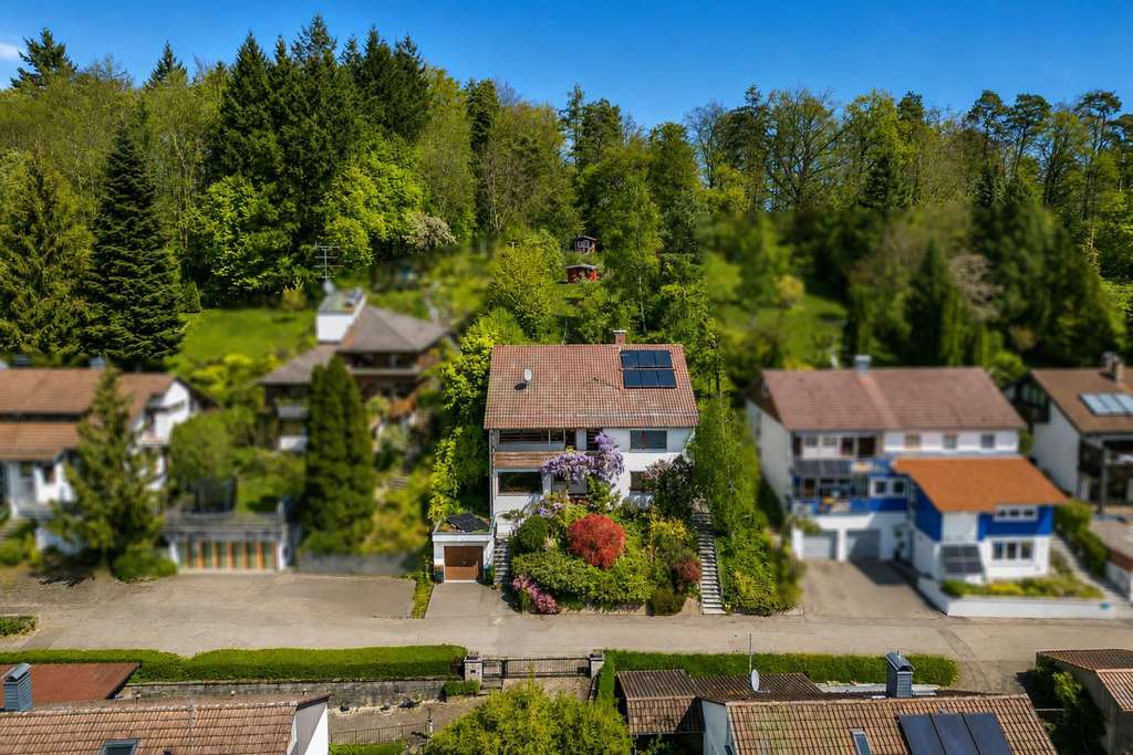 Immobilie in Uhldingen-Mühlhofen - Wohnen am Waldrand: Bezugsfreies 1–2-Familienhaus in ruhiger Lage mit Fernblick bis zum Bodensee - Bild 0