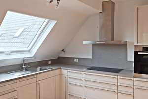 Helle 2-Zimmer-Dachgeschosswohnung mit Einbauküche und großem Dachboden in Düsseldorf-Wittlaer – Bockumer Straße 43, 40489 Wittlaer, Düsseldorf – Vorschaubild 3