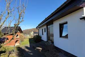 Attraktives Einfamilienhaus mit Einliegerwohnung, Balkon, Terrasse, 3 Garagen! – Mittelsachsen (Kreis) – Vorschaubild 3