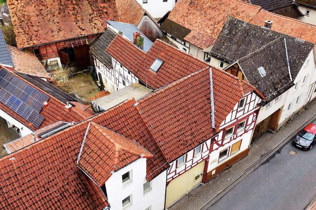 Immobilie in Langgöns - Charmantes Wohnhaus mit Scheune im Ortskern von Oberkleen – viel Platz für Ihre Ideen - Bild 1