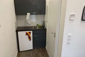 STUDIEREN IN KARLSRUHE = KOMPLETT MÖBLIERTES STUDENTENAPARTMENT NÄHE GUTENBERGPLATZ... – Körnerstr. 18, 76135 Weststadt, Karlsruhe – Vorschaubild 3