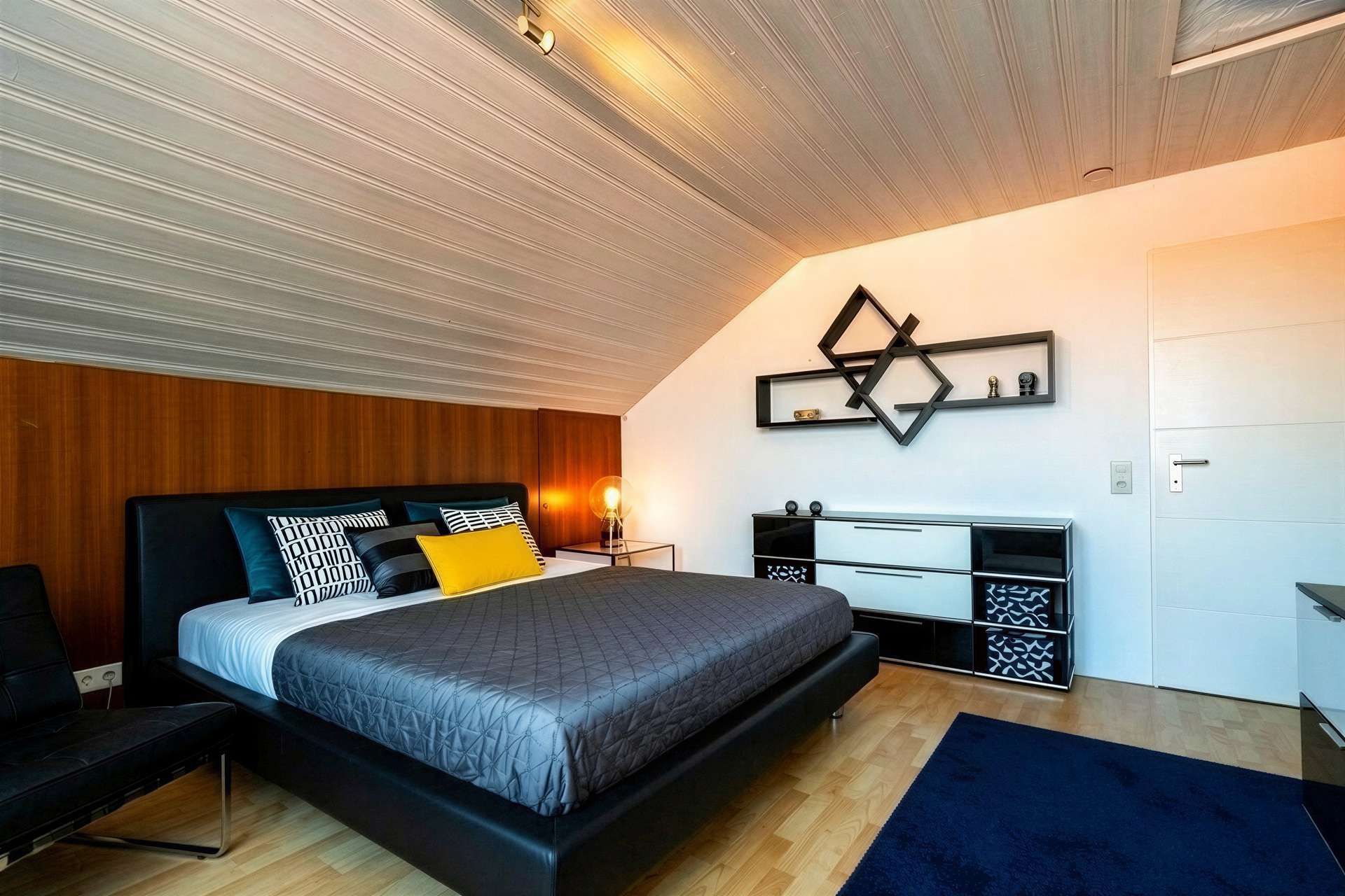 Immobilie in Marbach am Neckar - Dachgeschosswohnung mit fabelhaftem Ausblick und zwei Stellplätzen - Bild 3