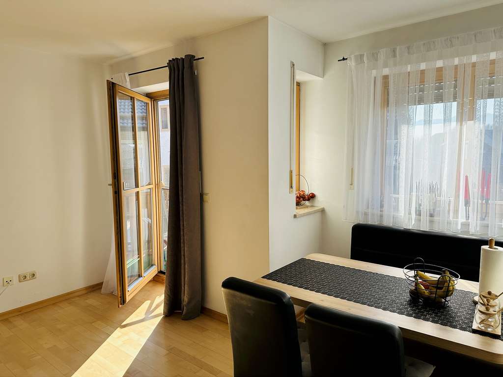 Immobilie in Raubling - Gut geschnittene 3-Zimmer-Wohnung mit Süd-Balkon, Tiefgarage, Kellerraum - Bild 2