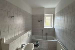 Gemütliche 3-Zimmer mit Laminat, Balkon und Wannenbad in ruhiger Lage! EBK mgl. – Zschopauer Platz 9, 9126 Bernsdorf, Chemnitz – Vorschaubild 2