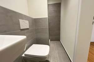 Neues Familien-Zuhause! Modernisierte 4 Zimmer mit Umlaufbalkon, 2 neue Bäder, neuer Boden, Aufzug – Krohstraße 2, 50968 Bayenthal, Köln – Vorschaubild 26