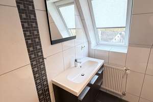 Moderne Eleganz: Stilvoll modernisierte Dachgeschosswohnung in bester Lage – Die vollständige Adresse der Immobilie erhältst du vom Anbieter., 27576 Klushof, Bremerhaven – Vorschaubild 2