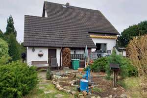 Gemütliches Einfamilienhaus auf einem ca. 1.005 m² großen Grundstück in Berlin-Rudow – Die vollständige Adresse der Immobilie erhältst du vom Anbieter., 12357 Rudow, Berlin – Vorschaubild 1