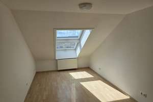 Schöne Dachgeschosswohnung in Grombühl mit Blick über die Stadt! – Steinheilstr. 26, 97080 Grombühl, Würzburg – Vorschaubild 3