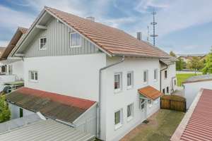 Großzügige Doppelhaushälfte mit Ausbaupotential und Werkstatt – Die vollständige Adresse der Immobilie erhältst du vom Anbieter., 84347 Pfarrkirchen – Vorschaubild 2
