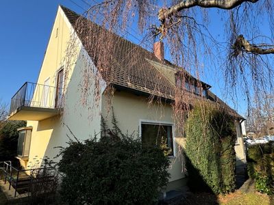 Renovierungsbedürftiges Ein- bis Zweifamilienhaus in hervorragender Lage in Friedberg-West