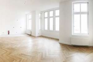 Lichtdurchflutete Altbauwohnung mit Fischgrät-Parkett & Balkon  / Lorettoviertel  