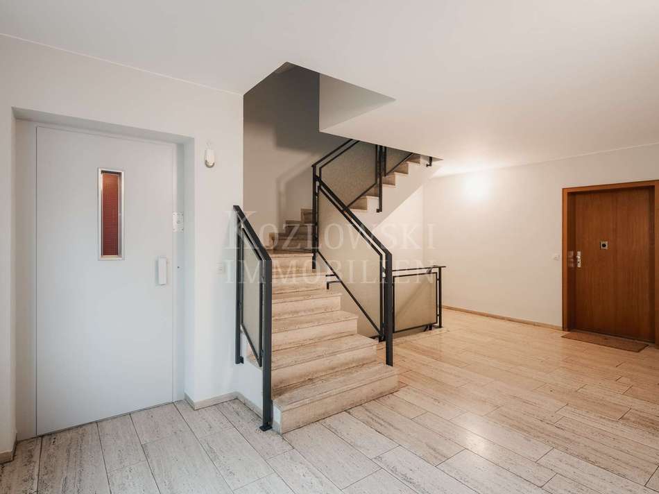 Treppenhaus mit Lift