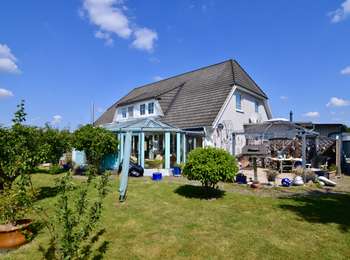 Große Doppelhaushälfte mit Garage und tollem Garten