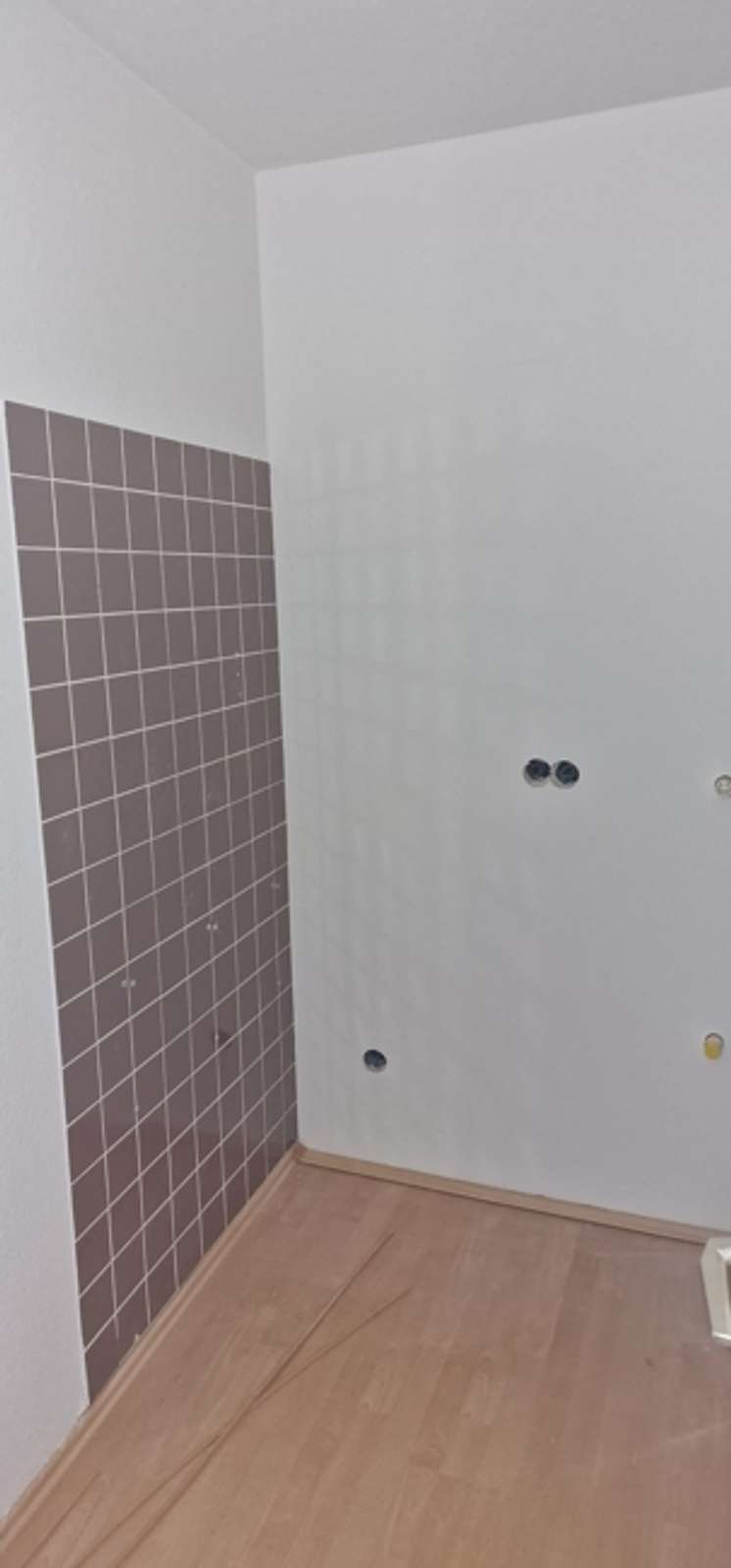 Attraktive 2-Zimmer-DG-Wohnung mit komplett saniertem Duschbad und Außenstellplatz (optional)