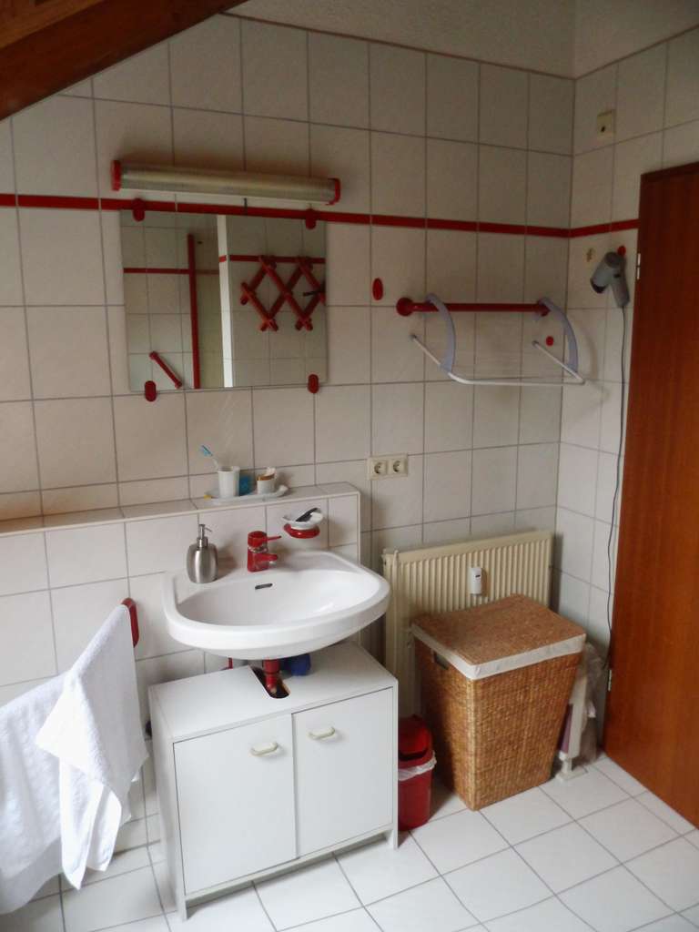 Immobilie in Reichenbach an der Fils - Charmante DG-Wohnung mit Balkon und TG-Stellplatz - Bild 1