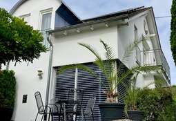 Hausansicht mit Terrasse