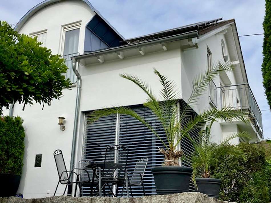 Hausansicht mit Terrasse